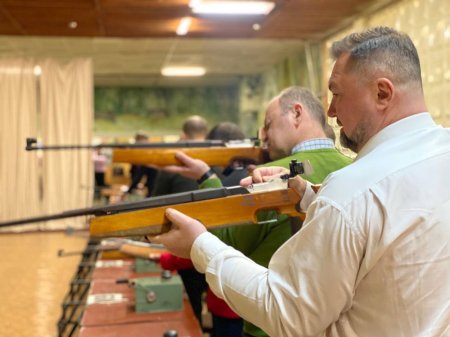 В Гродно руководители организаций здравоохранения соревновались в стрельбе из пневматической винтовки